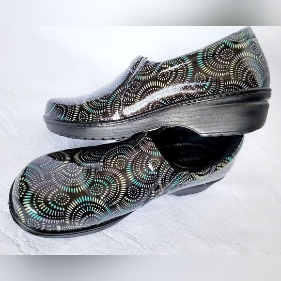 easy street Shoes - Easy Works Easy Street Slip Resistant Clogs Iridescent Aztec Patent Tiffany US 8